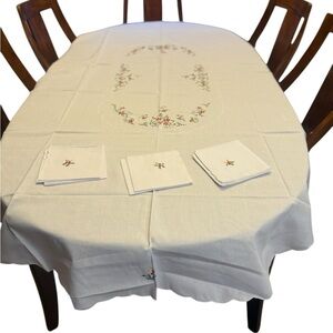 Tablecloth with 8 pices of napkins for the table of six chairs oval shapes chic